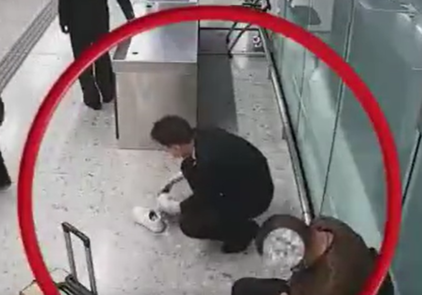 內地海關總署周三(14日)稱,西九龍站海關關員近日對口岸旅檢大廳入境旅客及行李開展監管時,發現一名男子經過查驗台時神色慌張、行為異常,隨即進行攔截檢查。關員在他的左右鞋內各查獲一塊用紙包裹着的黃金製品,共重1公斤。