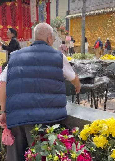 網上流傳影片,一名四眼白髮老翁在黃大仙的「玉液池」假扮洗手,趁機撿走善信許願的錢幣。facebook群組「黃大仙區友」