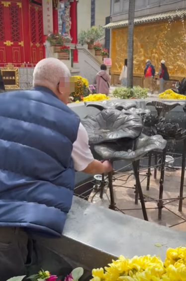 網上流傳影片,一名四眼白髮老翁在黃大仙的「玉液池」假扮洗手,趁機撿走善信許願的錢幣。facebook群組「黃大仙區友」