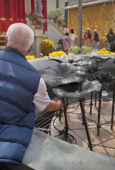 網上流傳影片,一名四眼白髮老翁在黃大仙的「玉液池」假扮洗手,趁機撿走善信許願的錢幣。facebook群組「黃大仙區友」