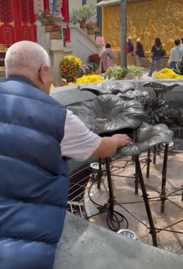 網上流傳影片,一名四眼白髮老翁在黃大仙的「玉液池」假扮洗手,趁機撿走善信許願的錢幣。facebook群組「黃大仙區友」