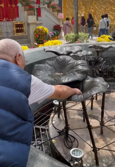 網上流傳影片,一名四眼白髮老翁在黃大仙的「玉液池」假扮洗手,趁機撿走善信許願的錢幣。facebook群組「黃大仙區友」