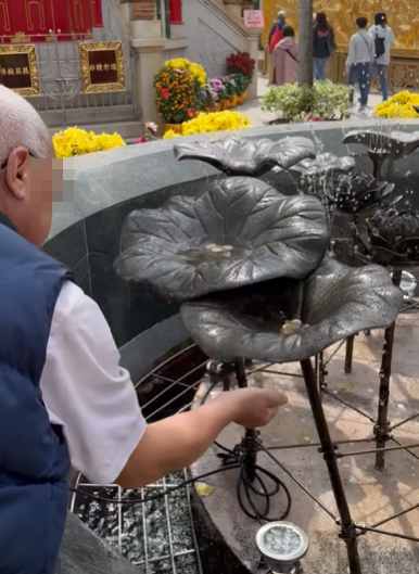 網上流傳影片,一名四眼白髮老翁在黃大仙的「玉液池」假扮洗手,趁機撿走善信許願的錢幣。facebook群組「黃大仙區友」