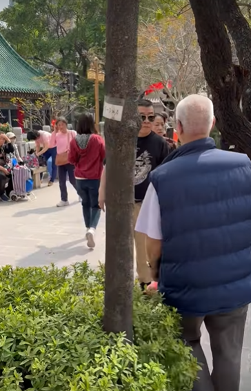 網上流傳影片,一名四眼白髮老翁在黃大仙的「玉液池」假扮洗手,趁機撿走善信許願的錢幣。facebook群組「黃大仙區友」