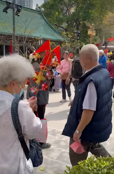 網上流傳影片,一名四眼白髮老翁在黃大仙的「玉液池」假扮洗手,趁機撿走善信許願的錢幣。facebook群組「黃大仙區友」