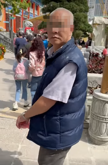 網上流傳影片,一名四眼白髮老翁在黃大仙的「玉液池」假扮洗手,趁機撿走善信許願的錢幣。facebook群組「黃大仙區友」