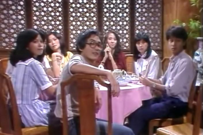 倪詩蓓與哥哥合演的麗的劇集《甜甜廿四味》,梅艷芳(中)在參加新秀前曾參與演出。