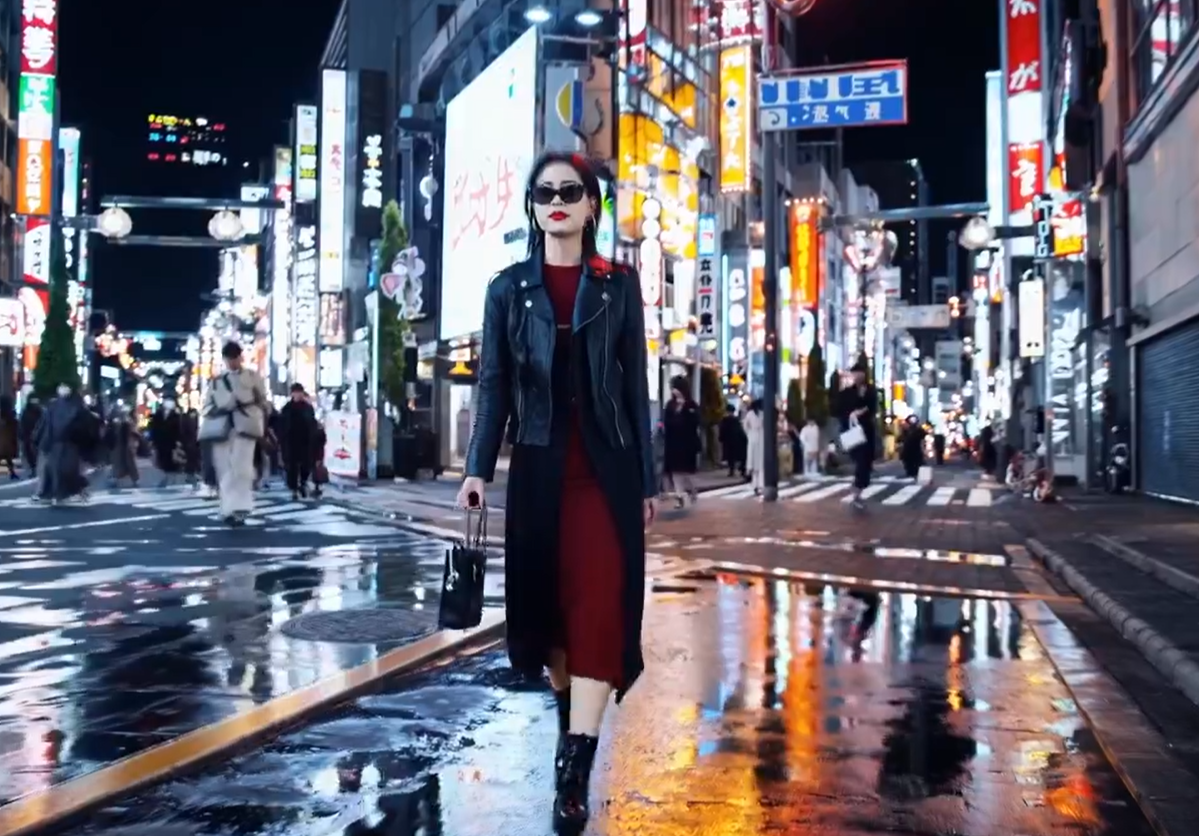 另有一段女士在東京晚上街頭散步的影片亦栩栩如生。