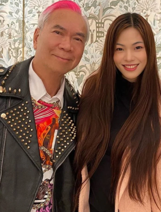 73歲藝人李龍基的36歲未婚妻王青霞(Chris)涉在港逾期居留,今日(20日)在沙田裁判法院提堂,今早三輛入境處車輛先後抵達法院。(網上圖片)