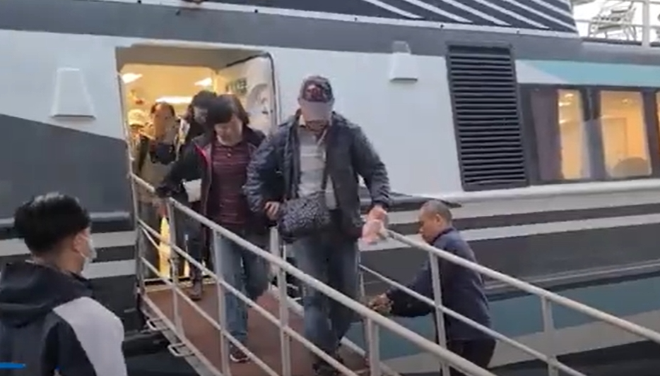 福建海警登上金門「初日號」遊船檢查30分鐘,海巡船其後伴航遊船返回金門水頭港(中天新聞)