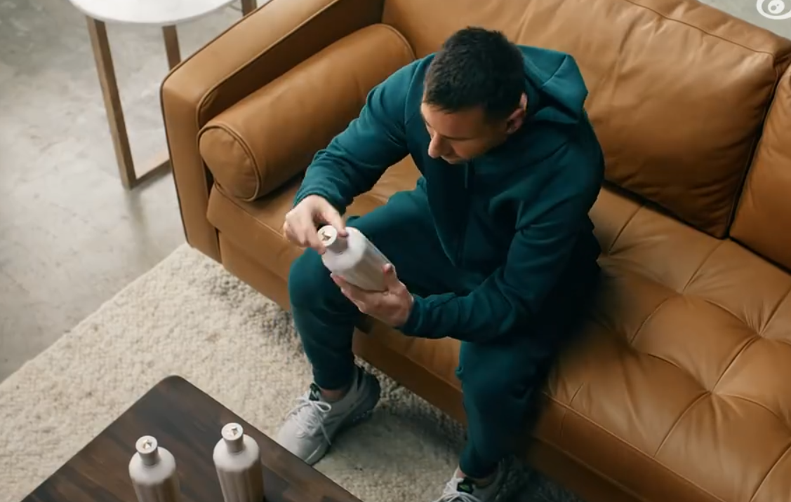 美斯推銷其代言的赤水河酒「簽名祝福款」產品。