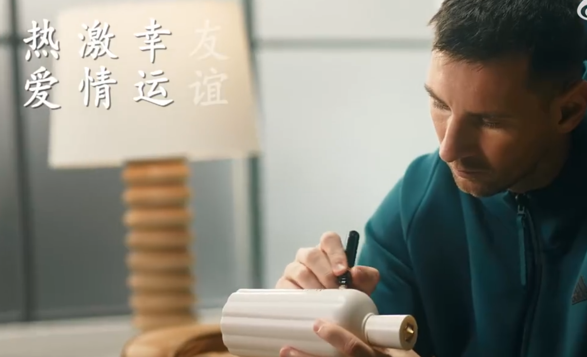 美斯推銷其代言的赤水河酒「簽名祝福款」產品。