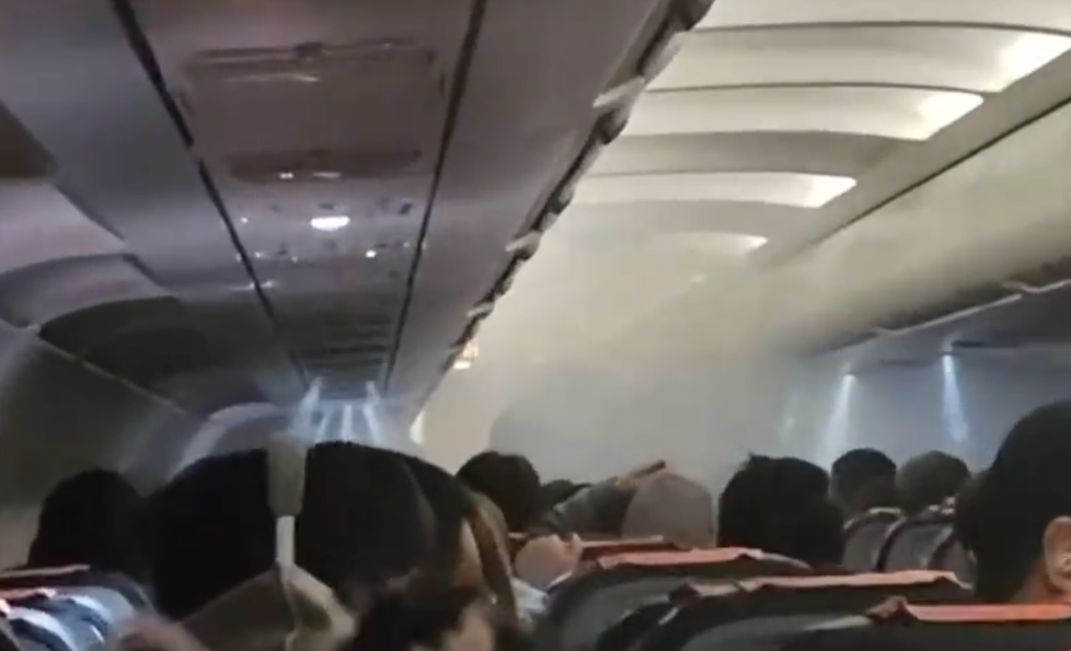 菲律賓皇家航空一班由長灘島飛往上海的RW602客機,周一(19日)飛行途中有乘客的充電器爆炸,機艙布滿濃煙,導致客機急降香港。機場消防及應急救援人員趕到現場處置,事件中沒人受傷。