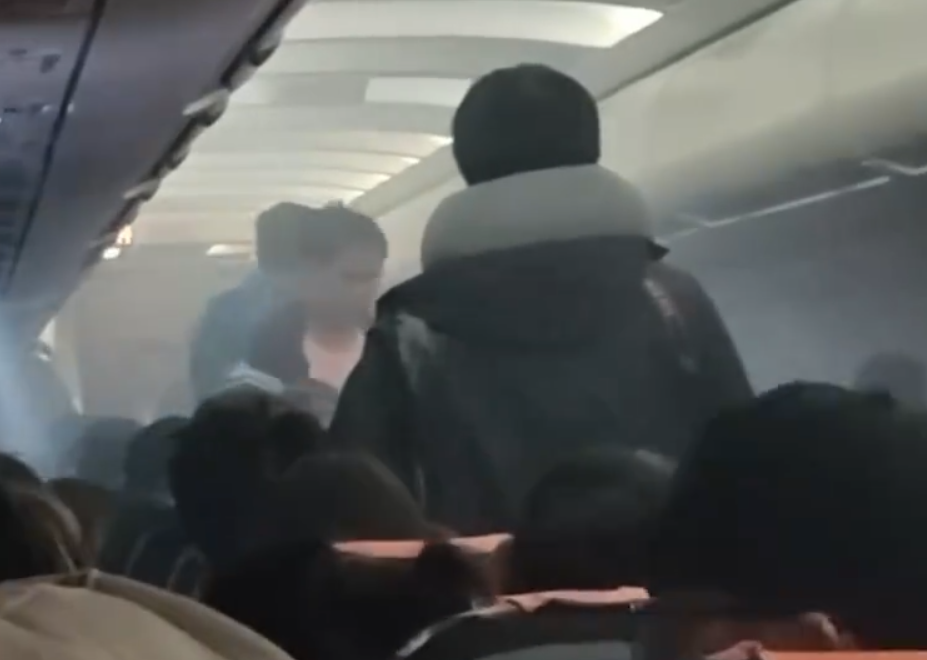 菲律賓皇家航空一班由長灘島飛往上海的RW602客機,周一(19日)飛行途中有乘客的充電器爆炸,機艙布滿濃煙,導致客機急降香港。機場消防及應急救援人員趕到現場處置,事件中沒人受傷。