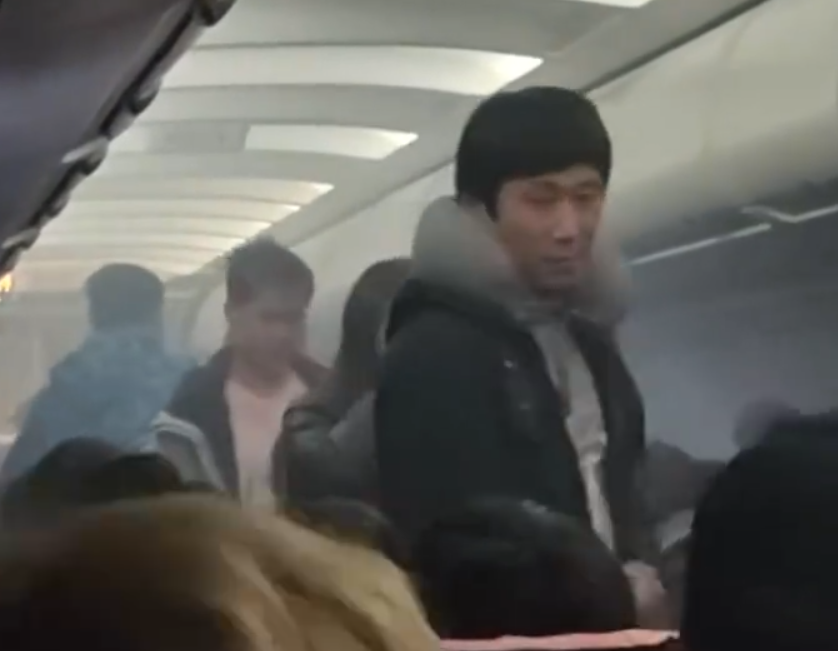 菲律賓皇家航空一班由長灘島飛往上海的RW602客機,周一(19日)飛行途中有乘客的充電器爆炸,機艙布滿濃煙,導致客機急降香港。機場消防及應急救援人員趕到現場處置,事件中沒人受傷。菲律賓皇家航空一班由長灘島飛往上海的RW602客機,周一(19日)飛行途中有乘客的充電器爆炸,機艙布滿濃煙,導致客機急降香港。機場消防及應急救援人員趕到現場處置,事件中沒人受傷。