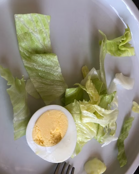 生菜絲、半隻烚蛋