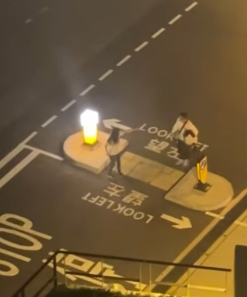 事發在屯門菁田邨菁信樓對開馬路,一對情侶於深夜時分疑因故吵架喊「分手」。(網上影片)