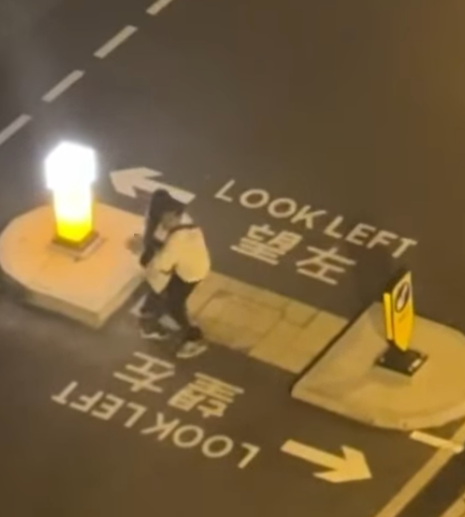 事發在屯門菁田邨菁信樓對開馬路,一對情侶於深夜時分疑因故吵架喊「分手」。(網上影片)