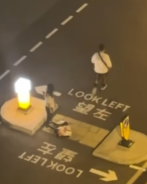 男方發難把外衣丟在地上轉頭離去,並高呼「分手啊!」(網上影片)