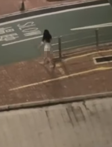 女方突情緒激動,跑出馬路橫越4條行車線到一巴士站,脫下鞋子及長褲丟在地上,然後再次走出馬路,邊走邊脫下白衣短袖上衣至半裸,只餘下內褲。(網上影片)