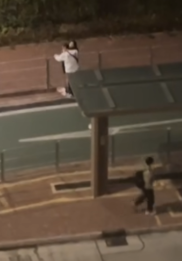 雙方一輪掙扎後,女友情緒似乎回復平靜,與男方有對話並攬實一分鐘,期間有途人路經為之側目,片段亦告完結(網上影片)