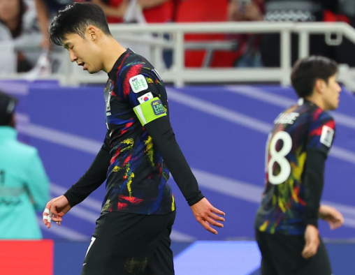 報道指於南韓4強鬥約旦前一晚,李康仁等年輕球員於晚飯後提早離開前往打乒乓,惟隊長孫興民認為晚飯時間是球隊培養團隊精神的好機會,不滿他們早走的行為,二人發生爭執。(資料圖片)