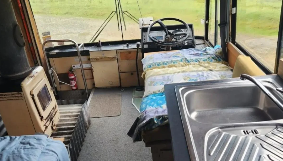 女事主與同伴透過Airbnb租用南島郊區一個以舊巴士改裝成的民宿,當地周二(20日)凌晨4時突然發生火警(網上圖片)