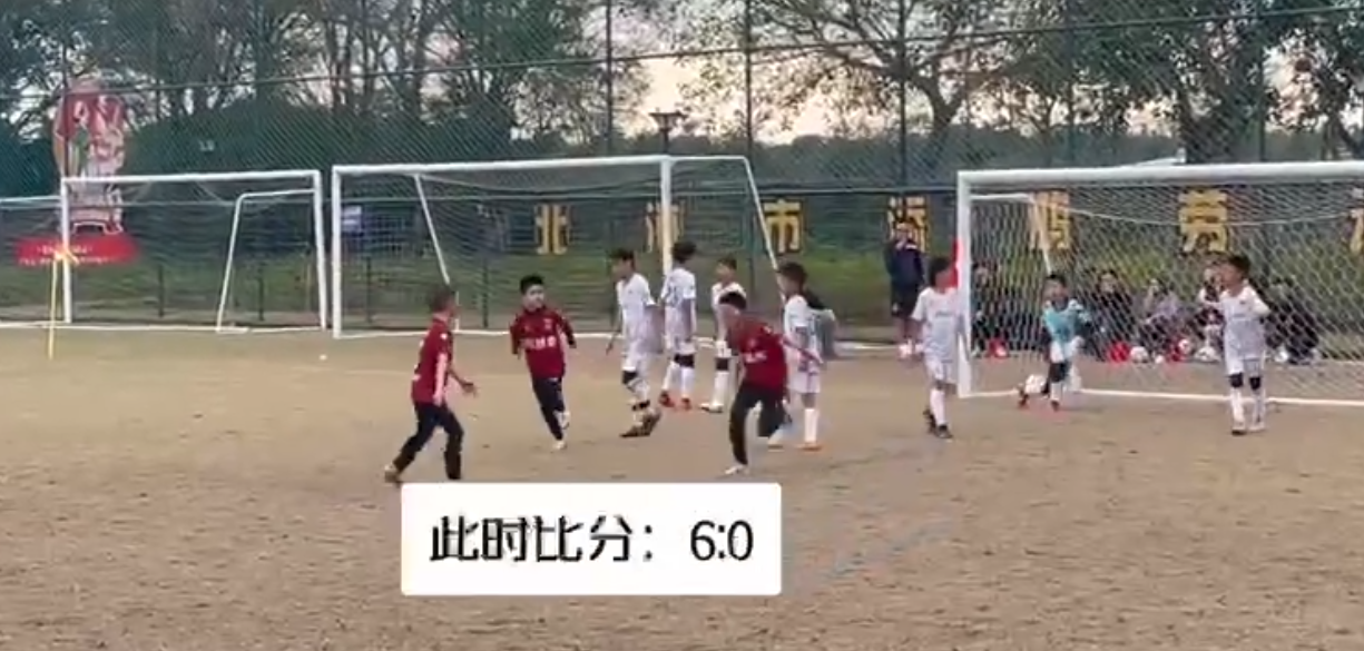 瀋陽奧颯啟星對陣北京踢球者。吳高俊在球隊比分0比6落後下,教唆旗下球員踢人
