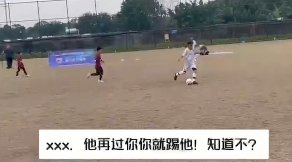 瀋陽奧颯啟星對陣北京踢球者。吳高俊在球隊比分0比6落後下,教唆旗下球員踢人