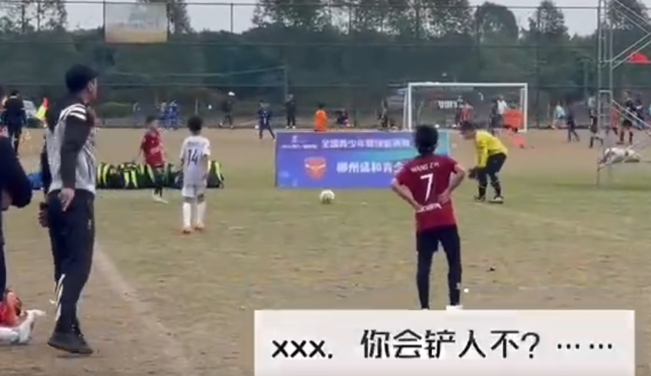 瀋陽奧颯啟星對陣北京踢球者。吳高俊在球隊比分0比6落後下,教唆旗下球員踢人