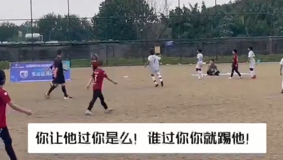 瀋陽奧颯啟星對陣北京踢球者。吳高俊在球隊比分0比6落後下,教唆旗下球員踢人