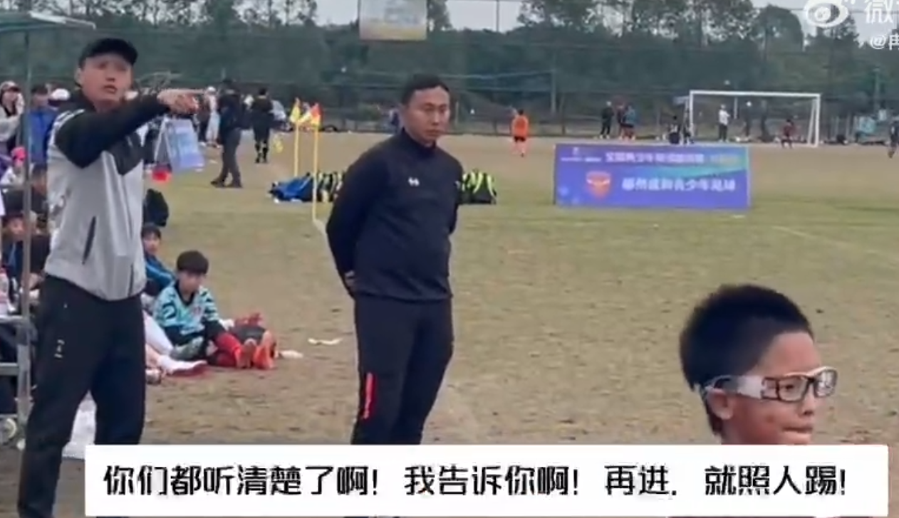 瀋陽奧颯啟星對陣北京踢球者。吳高俊在球隊比分0比6落後下,教唆旗下球員踢人