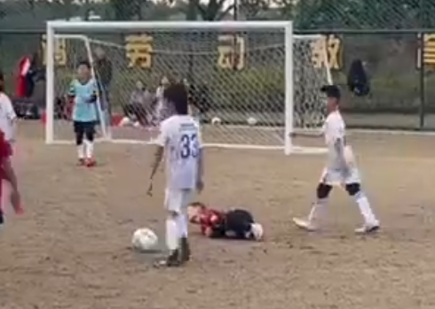 瀋陽奧颯啟星對陣北京踢球者。吳高俊在球隊比分0比6落後下,教唆旗下球員踢人