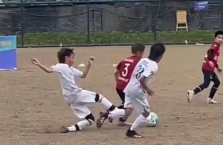 瀋陽奧颯啟星對陣北京踢球者。吳高俊在球隊比分0比6落後下,教唆旗下球員踢人