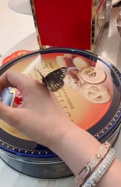 蝴蝶停在五姐手上。(影片截圖)