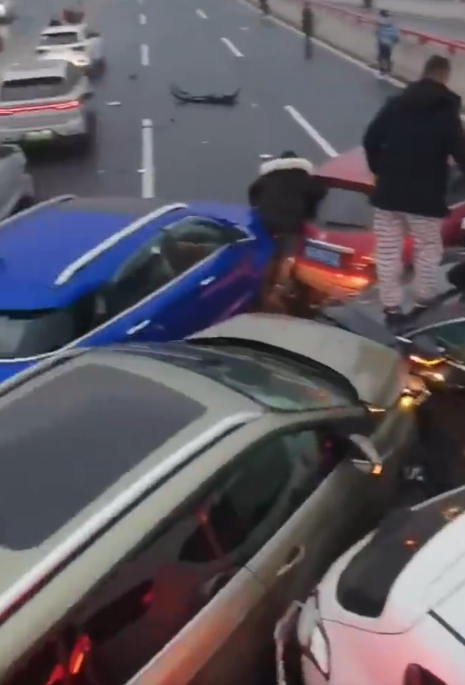 今日(23日)上午,江蘇蘇州工業園區婁江快速路高架段因道路結冰發生逾百車輛碰撞事故