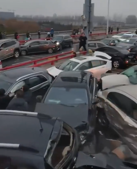 今日(23日)上午,江蘇蘇州工業園區婁江快速路高架段因道路結冰發生逾百車輛碰撞事故