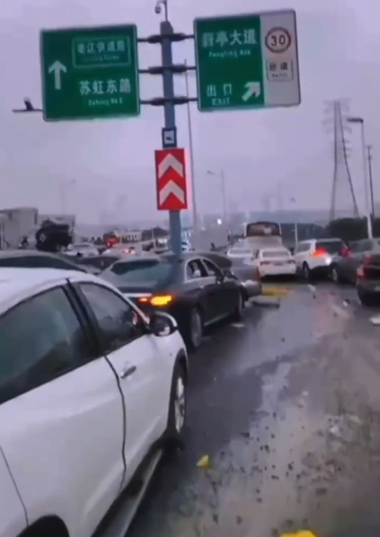 今日(23日)上午,江蘇蘇州工業園區婁江快速路高架段因道路結冰發生逾百車輛碰撞事故