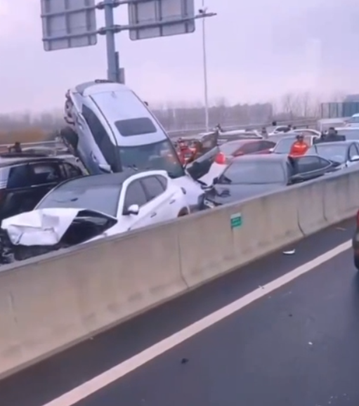 今日(23日)上午,江蘇蘇州工業園區婁江快速路高架段因道路結冰發生逾百車輛碰撞事故