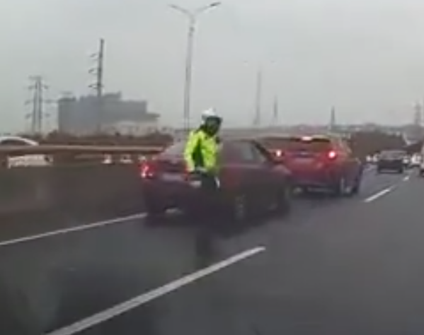 其中一名交通警維持秩序期間,被一架未及時煞制的車輛撞飛。