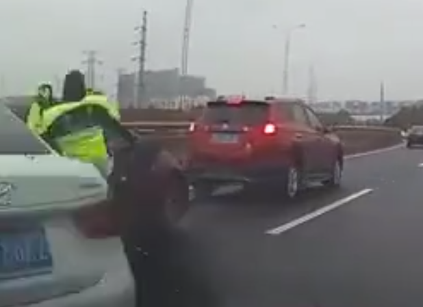 其中一名交通警維持秩序期間,被一架未及時煞制的車輛撞飛。