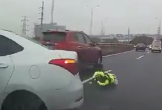 其中一名交通警維持秩序期間,被一架未及時煞制的車輛撞飛。