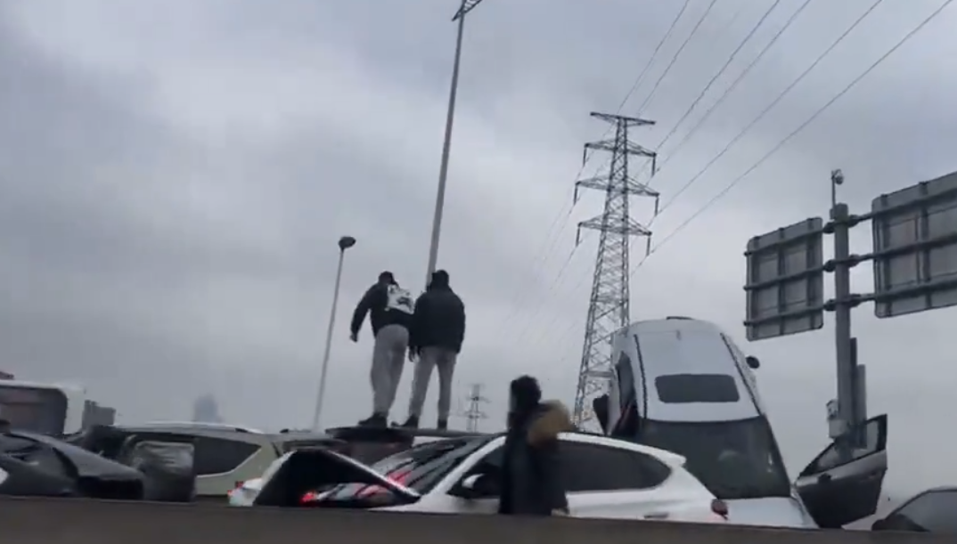 今日(23日)上午,江蘇蘇州工業園區婁江快速路高架段因道路結冰發生逾百車輛碰撞事故