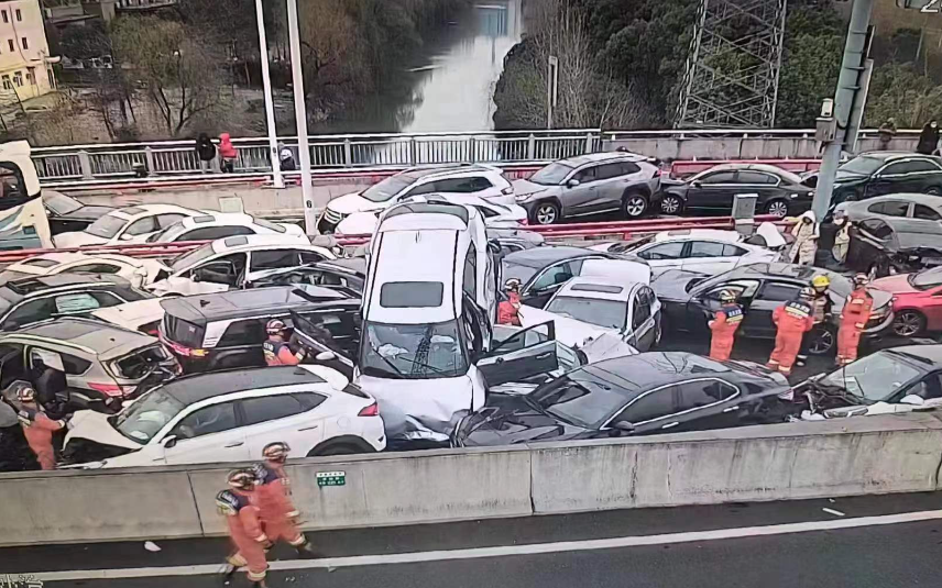 今日(23日)上午,江蘇蘇州工業園區婁江快速路高架段因道路結冰發生逾百車輛碰撞事故