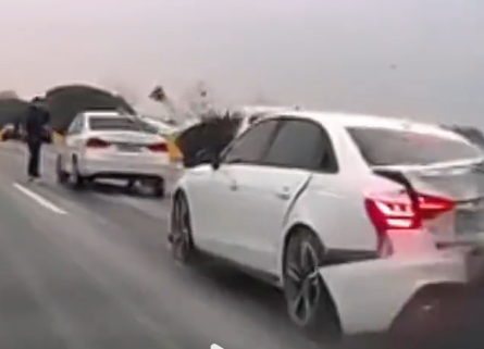 另有影片可見一名司機下車查看期間,被後方一架車輛撞飛。