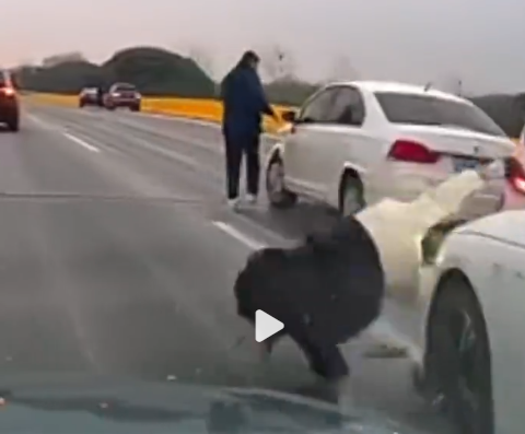 另有影片可見一名司機下車查看期間,被後方一架車輛撞飛。