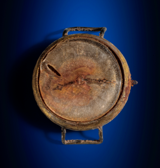 手錶顯示着8時15分。(網頁截圖)