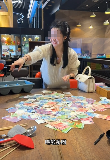 銅鑼灣一間餐廳的老闆娘於農曆新年期間為了犒賞員工,想出一個撈錢遊戲,將銀紙鋪滿桌上,限時15秒,員工可以用筷子、鑊鏟工具將銀紙撈到托盤上(影片截圖)