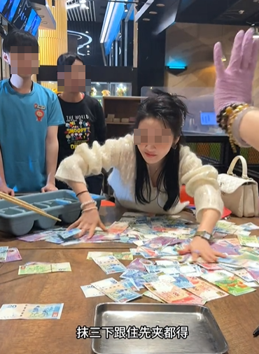 銅鑼灣一間餐廳的老闆娘於農曆新年期間為了犒賞員工,想出一個撈錢遊戲,將銀紙鋪滿桌上,限時15秒,員工可以用筷子、鑊鏟工具將銀紙撈到托盤上(影片截圖)