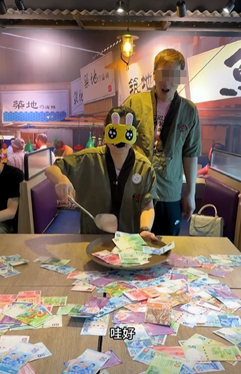 銅鑼灣一間餐廳的老闆娘於農曆新年期間為了犒賞員工,想出一個撈錢遊戲,將銀紙鋪滿桌上,限時15秒,員工可以用筷子、鑊鏟工具將銀紙撈到托盤上(影片截圖)